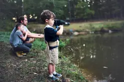 Två barn och en vuxen fiskar