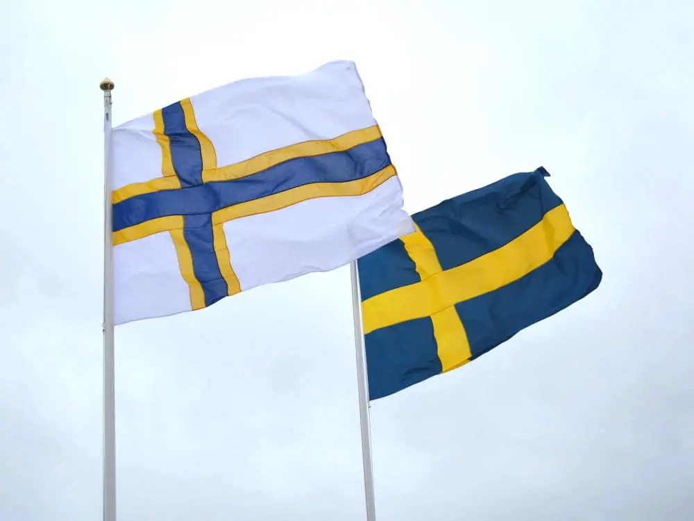 Sverigefinsk och svensk flagga