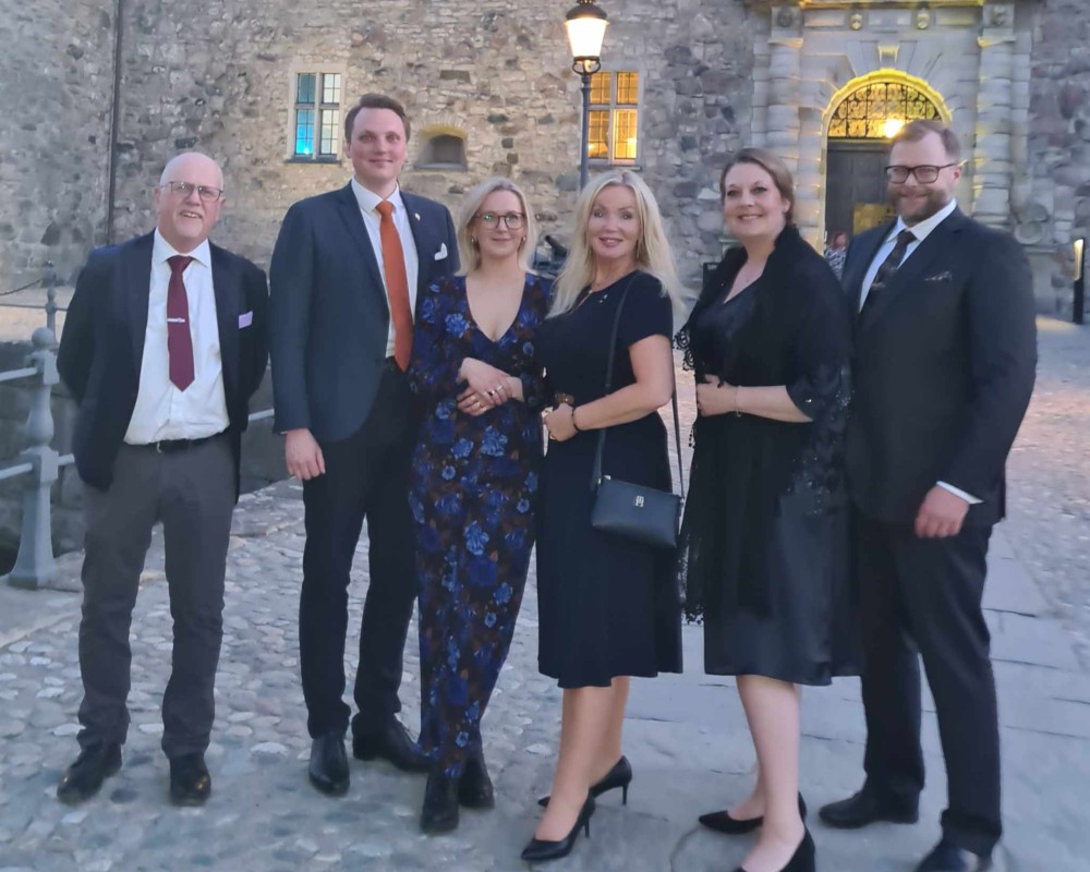 6 personer från Hällefors kommun, 3 män och 3 kvinnor, framför Örebro slott