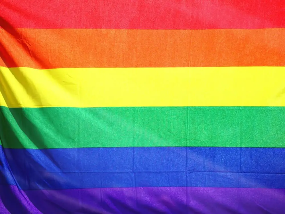 Prides randiga flagga i färgerna rött, orange,gul,grön,blå och lila