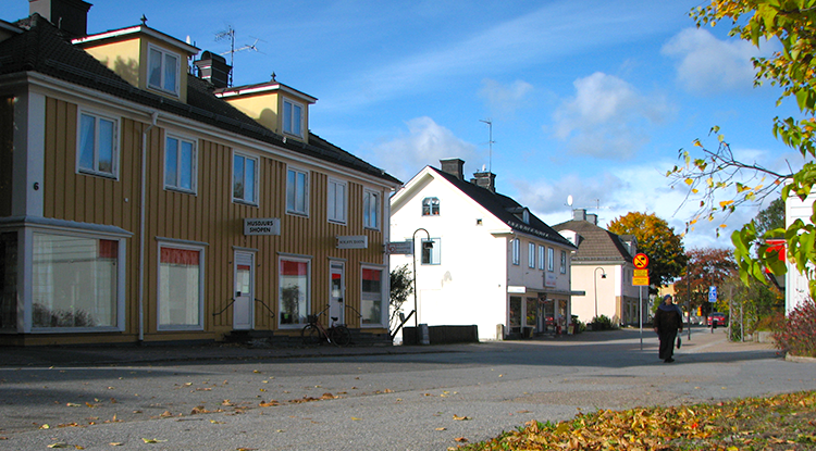 Ett gult och ett rött hus på Schillingvägen