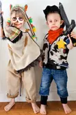 Barn utklädda till indian och cowboy